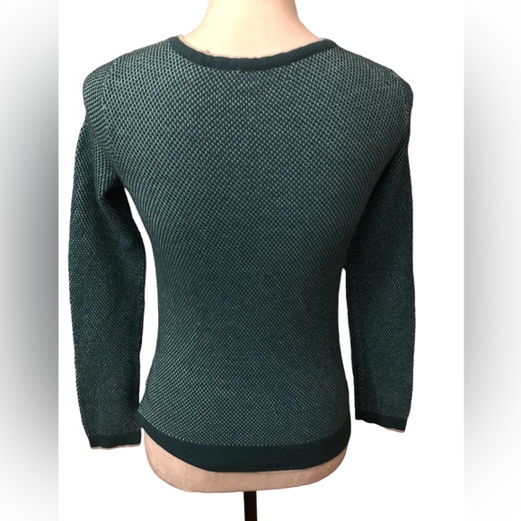 SOLD The North Face Women’s Thermal Top XS - Picture 3 of 5